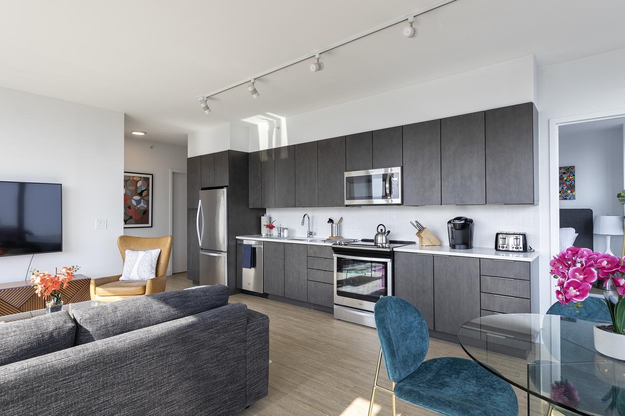 Deedee'S Sky Rise Apartments At Newport II 저지시티 외부 사진